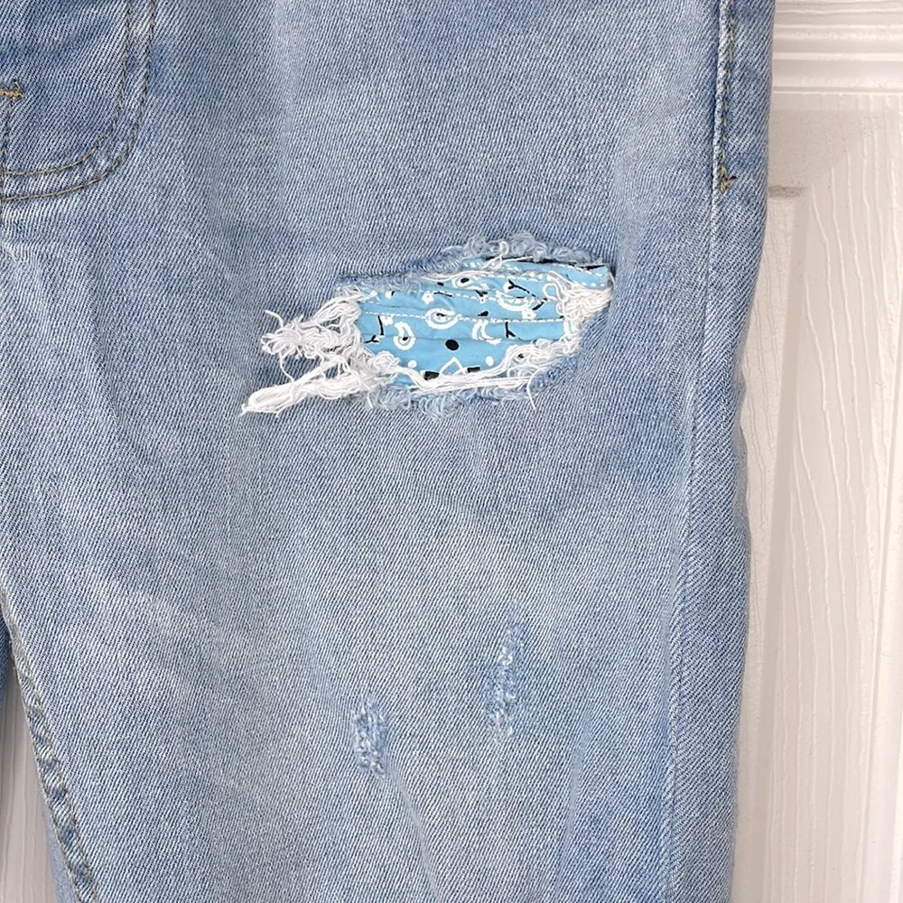SUPER SKINNY BANDANA RIP AND REPAIR JEANS‎